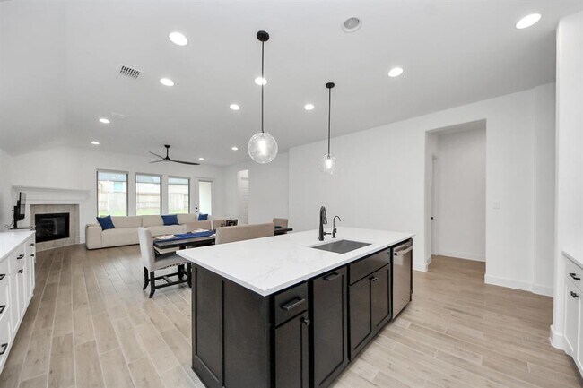 Building Photo - 210 W Netleaf Ct