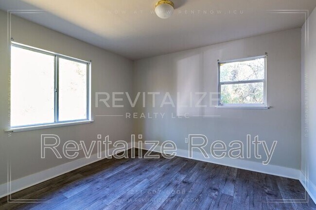 Building Photo - 1746 Cody Rd N