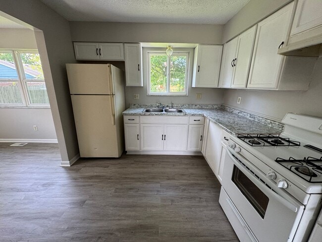 Building Photo - Far Eastside Large 3 Bedroom 1.5 Bath