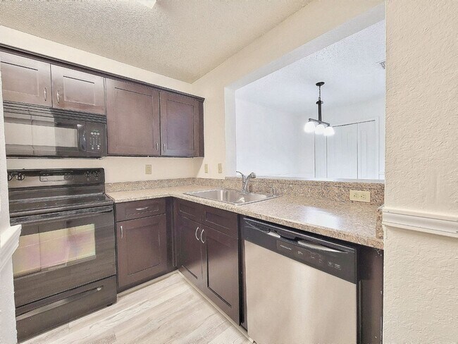 Building Photo - 3705 SW 27th St