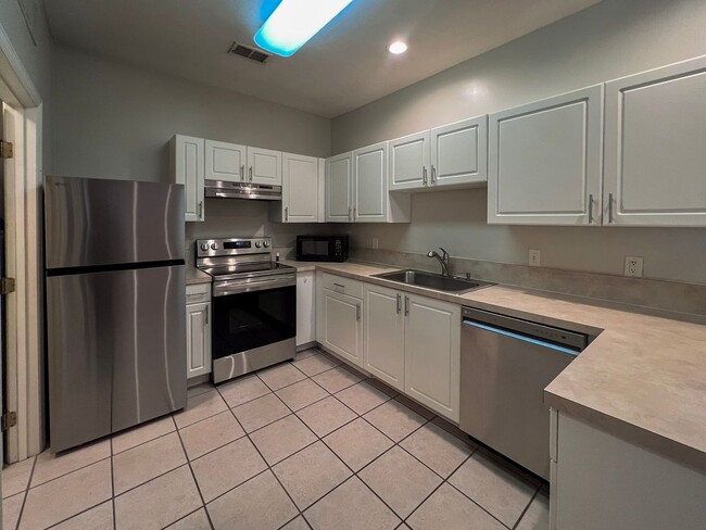 Building Photo - 1/1 Condo in the Greens at West End - Available mid-June!