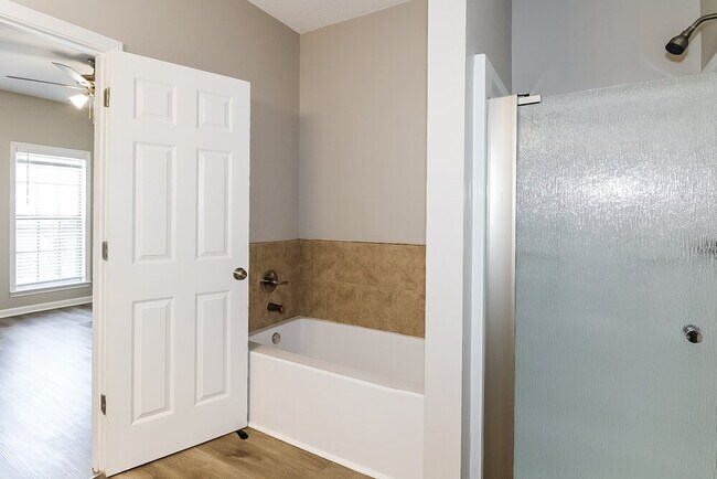 Building Photo - 6550 Hickory Crest Dr