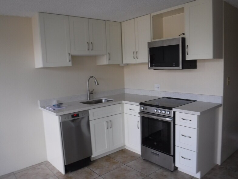 Building Photo - 2211 Ala Wai Blvd
