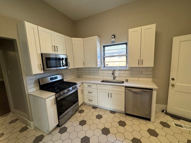 Building Photo - Totally updated 2 Bedroom 1 1/2 Bathroom Home Near UAMS