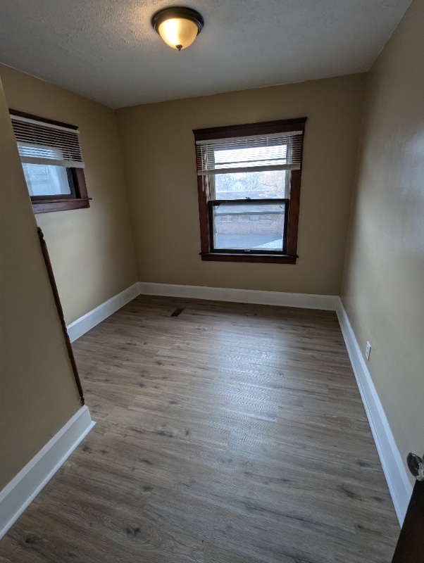 Building Photo - 617 Dewey Ave