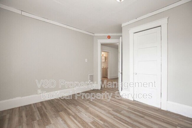 Building Photo - 1583 E 84th St