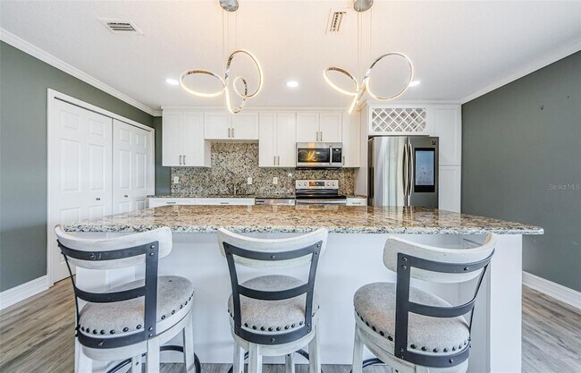 Building Photo - 722 116th Ave N