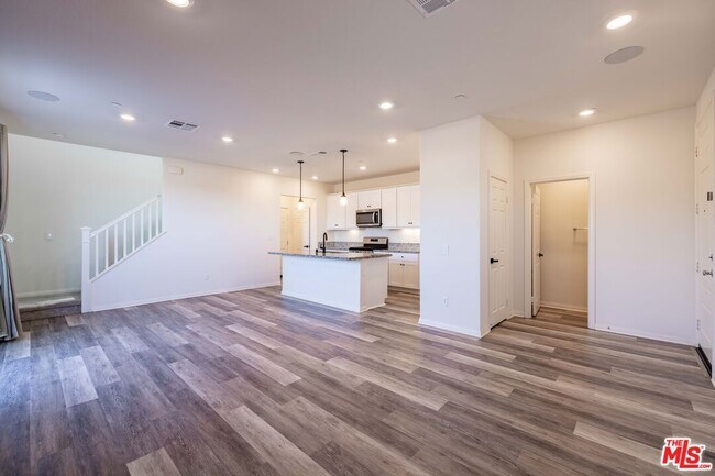 Building Photo - 27639 Sawtooth Ln