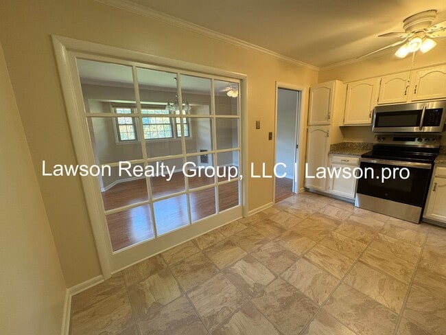 Building Photo - Two Bedroom Condo w/ Updated Kitchen in Hu...