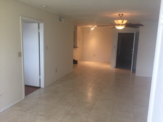 Building Photo - 2880 N Oakland Forest Dr