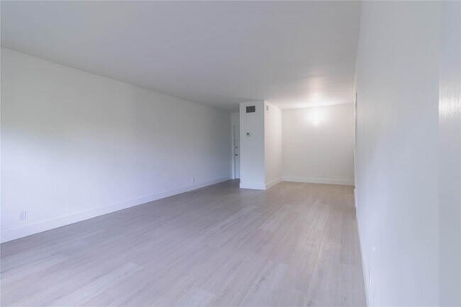 Building Photo - 2424 SE 17th St