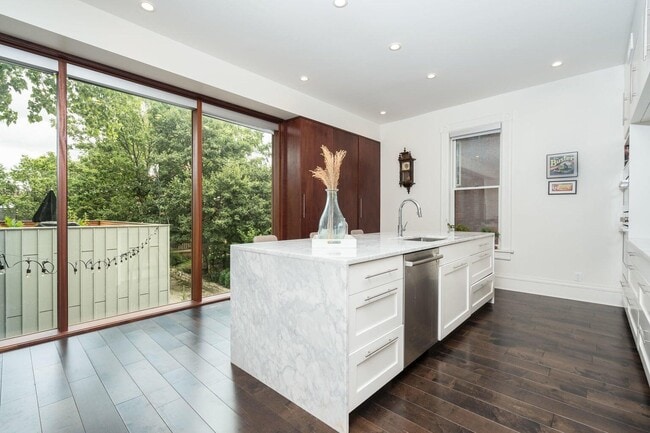 Building Photo - 1730 N Franklin Pl