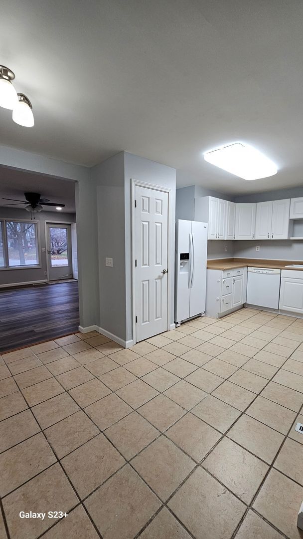 Building Photo - 3 bedroom with fenced yard