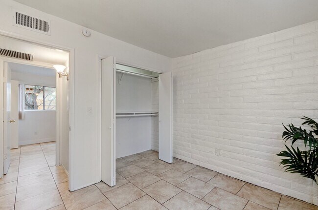 Building Photo - Centrally located 1 bedroom, 1 bath with bonus Den in a duplex, SW side of Swan & Grant.