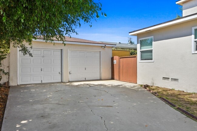 Building Photo - 1425 Termino Ave