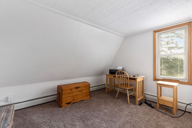 Building Photo - Cozy 3 bedroom, 1 Bathroom Home On Corner ...