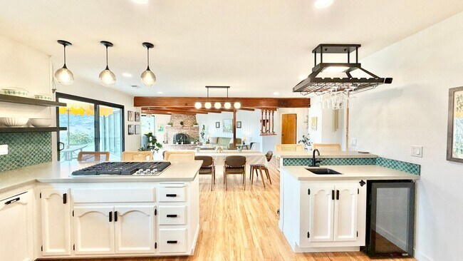 Building Photo - Beautifully Furnished & Appointed, Shorter...