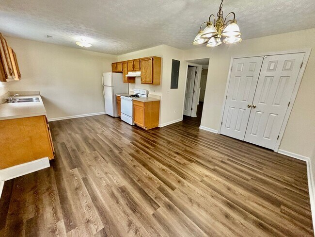 Building Photo - 2 Bedroom Townhouse in Richmond!