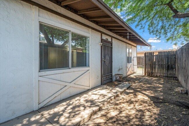 Building Photo - 3010 N Sparkman Blvd