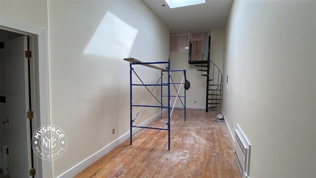 Building Photo - 253 Stockholm St