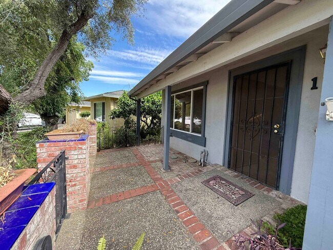 Building Photo - Great 3 Bedroom Walking Distance to American River