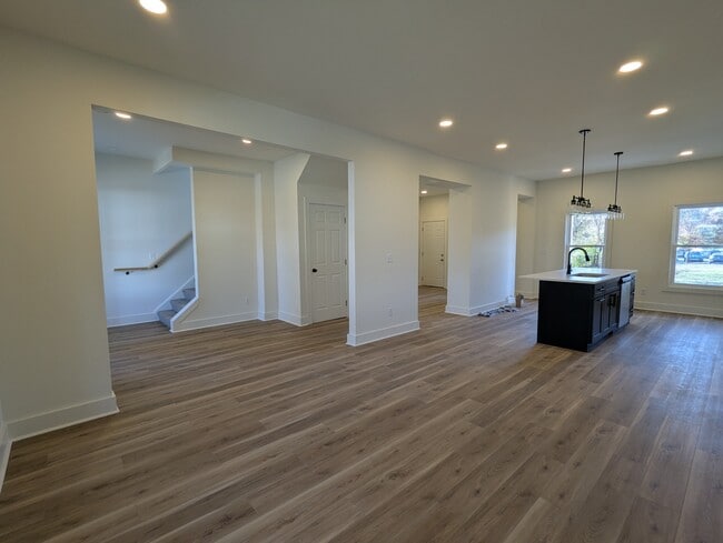 Building Photo - 619 Carpenter St