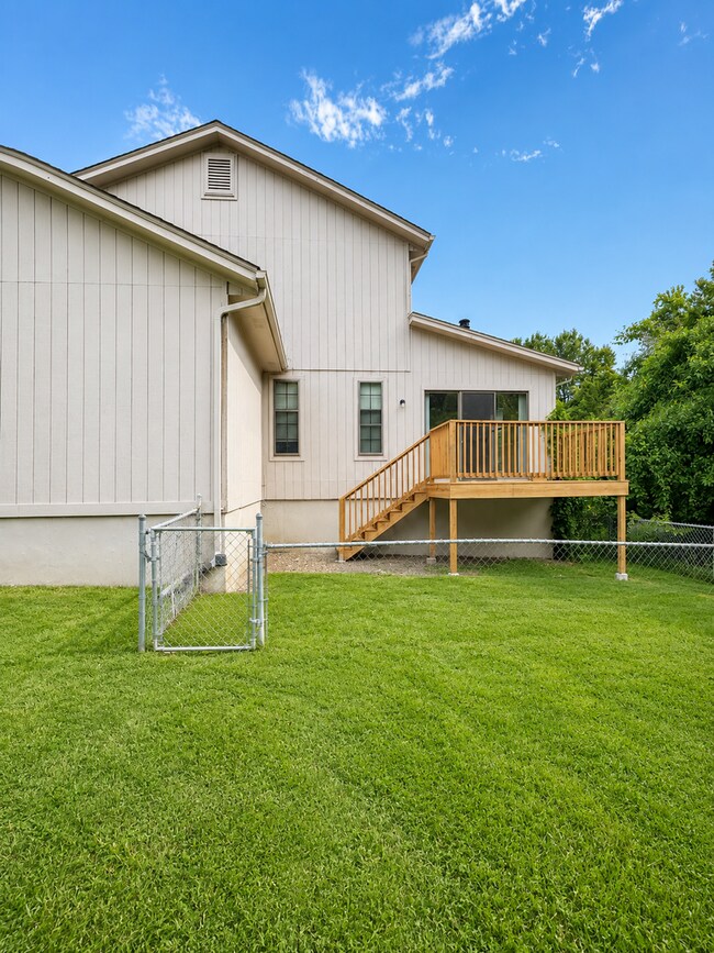 Building Photo - Spacious 3BR Duplex with Two Living Areas