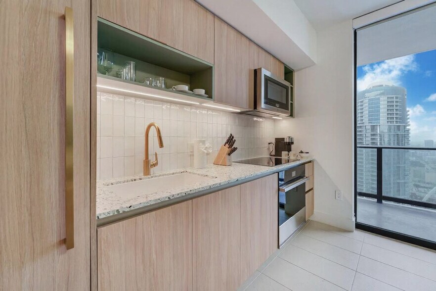 Building Photo - 121 NE 5th St