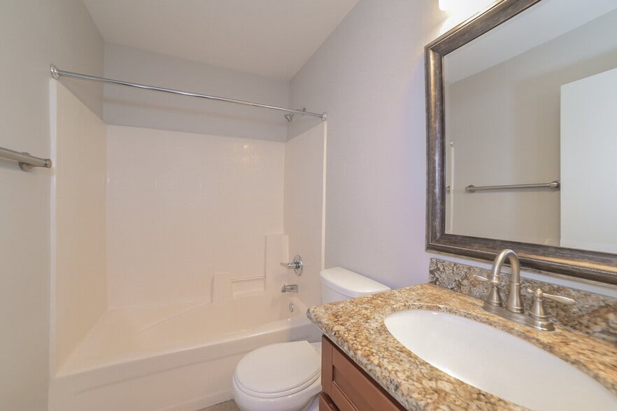 Building Photo - 323 N Ocean Dr