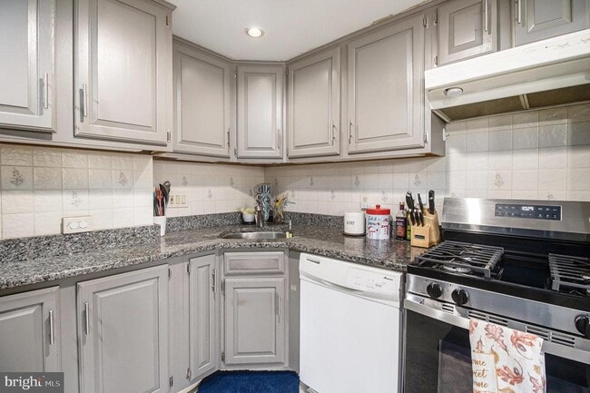 Building Photo - 7710 Queen St