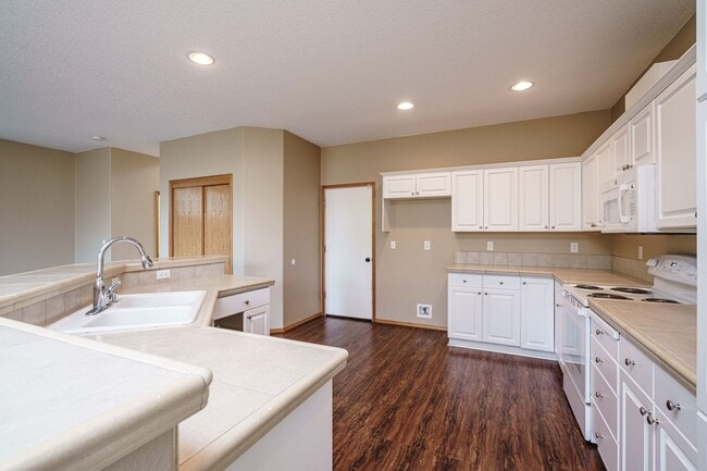 Building Photo - 3 bedroom 2.5 Bath - On Dead End Street - Low Maintenance Fenced Yard - Community Center with Swi...