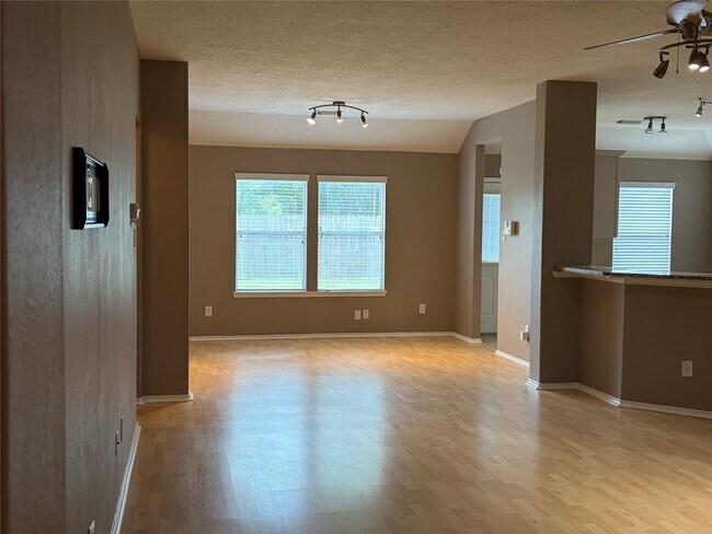 Building Photo - 9510 Barr Spring Dr