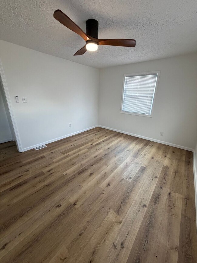 Building Photo - 405 E Cowing Dr