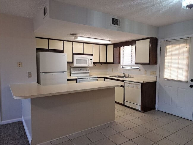 Building Photo - 4837 S Lakewood Dr