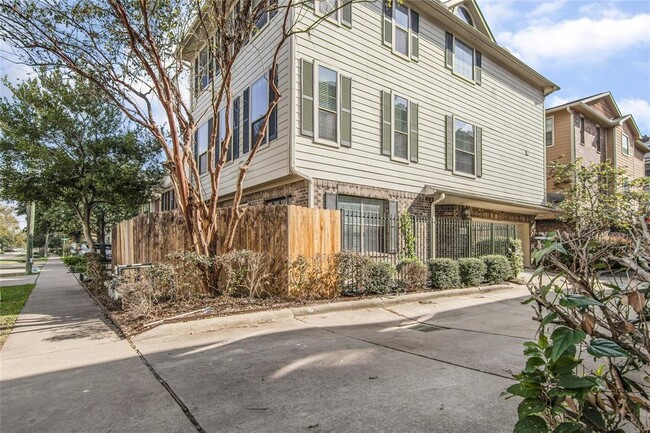 Primary Photo - 908 W 26th St