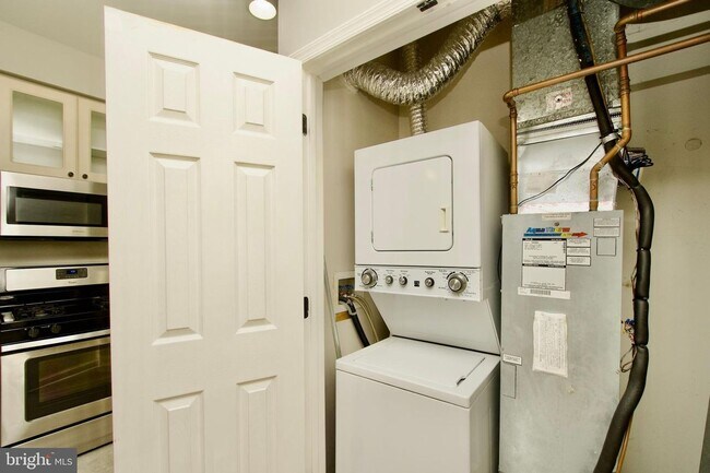 Building Photo - Charming & Pet-Friendly 1BR/1BA Condo in Alexandria’s Stonegate
