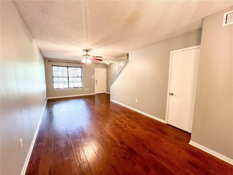 Building Photo - 953 Dickenson Ave