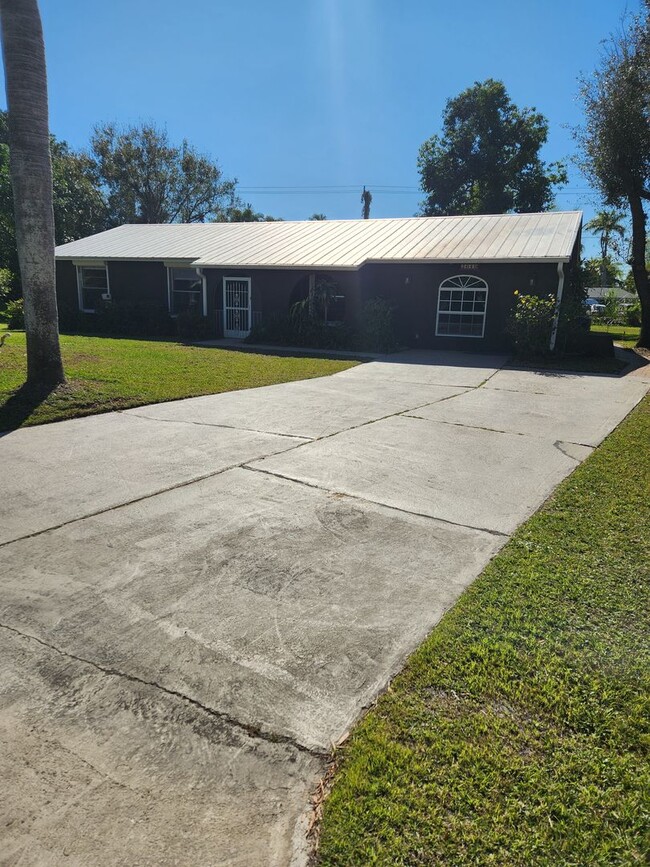 Building Photo - Charming Home With Lanai, Fenced-in Yard, ...