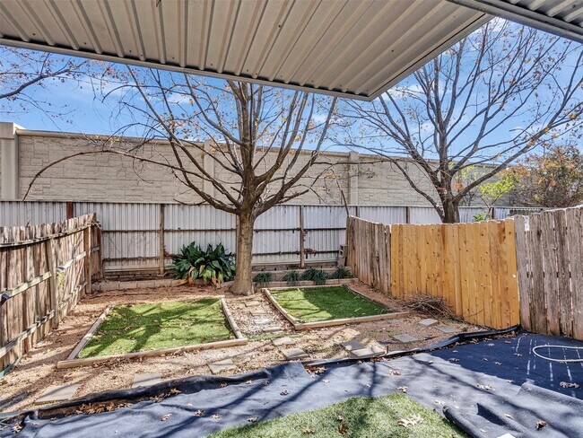 Building Photo - 6935 Yellowstone Way Dr