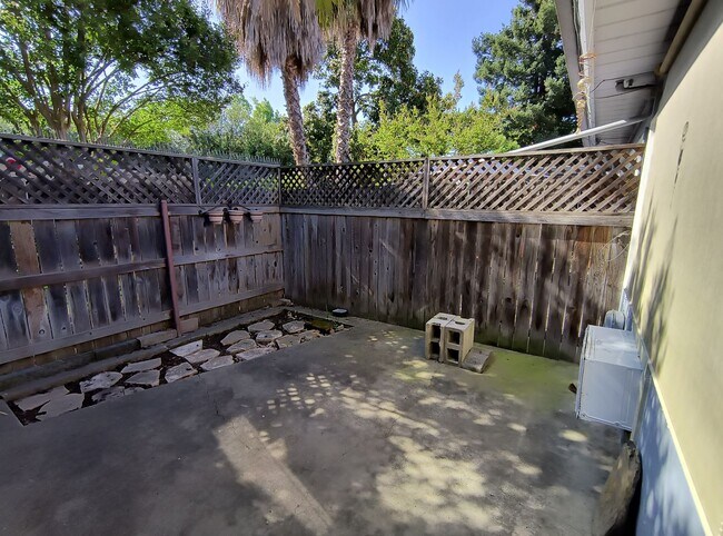 Building Photo - SHORT TERM RENTAL! Fully Furnished and Move In Ready!