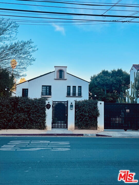 Building Photo - 2080 1/2 Vine St