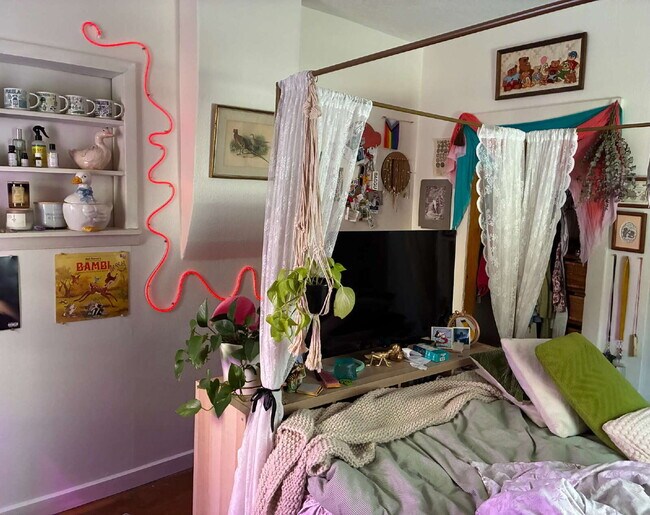 Building Photo - Awesome 2 Bed 1 Bath! Available June 1st!