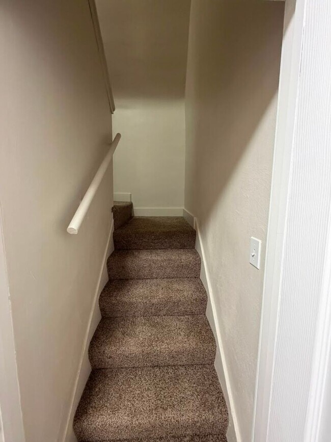 Building Photo - Spacious 5BR Home in Wilmerding