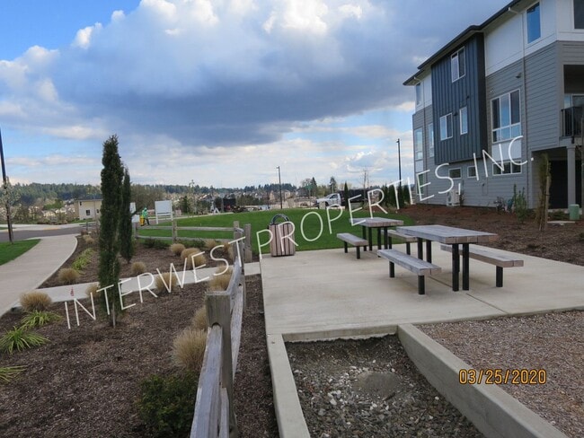 Building Photo - *1/2 OFF 1ST MONTH'S RENT PROMO* BEAUTIFUL...