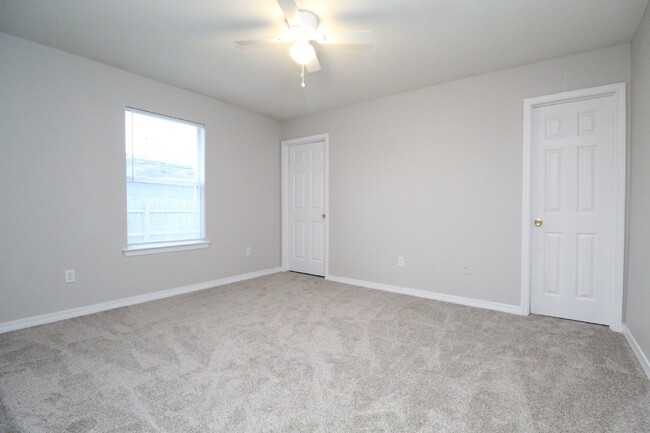 Building Photo - 3 Bedroom, 2 Bath Patio Home with Garage &...
