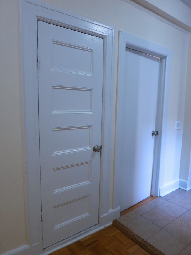 Building Photo - 154 E 79th St