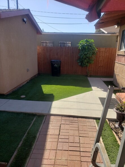 Building Photo - 1540 W 58th St