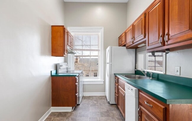 Building Photo - Charming & Spacious 2BR Right in the Heart...