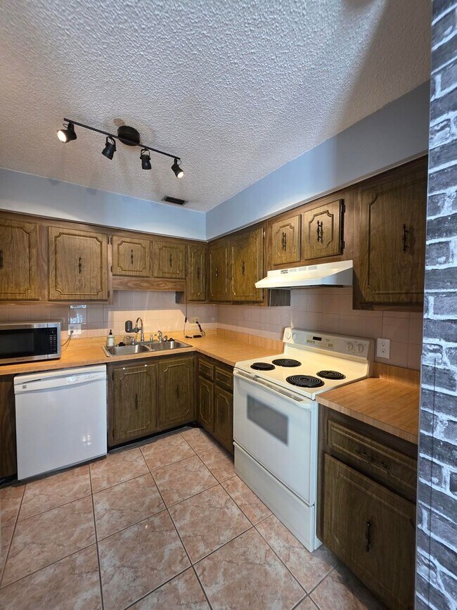 Building Photo - Furnished 2-Bedroom, 2-Bathroom Condo in Tampa