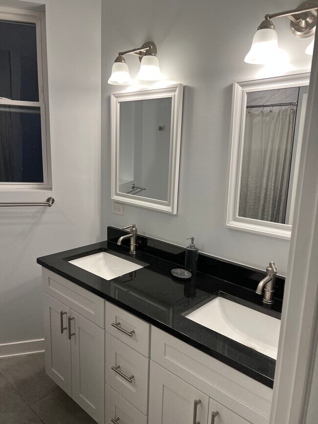 Master bath - 6033 S Eberhart Ave